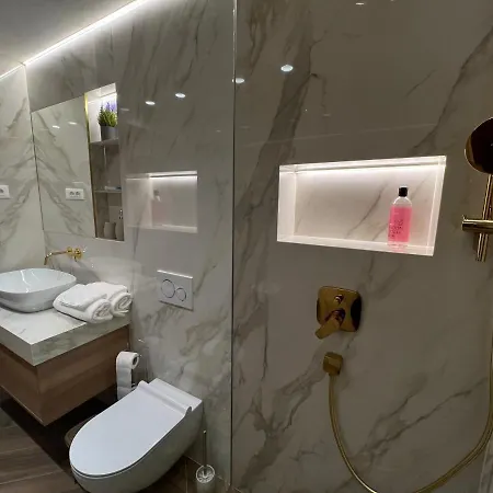 Golden Cube Apartament *