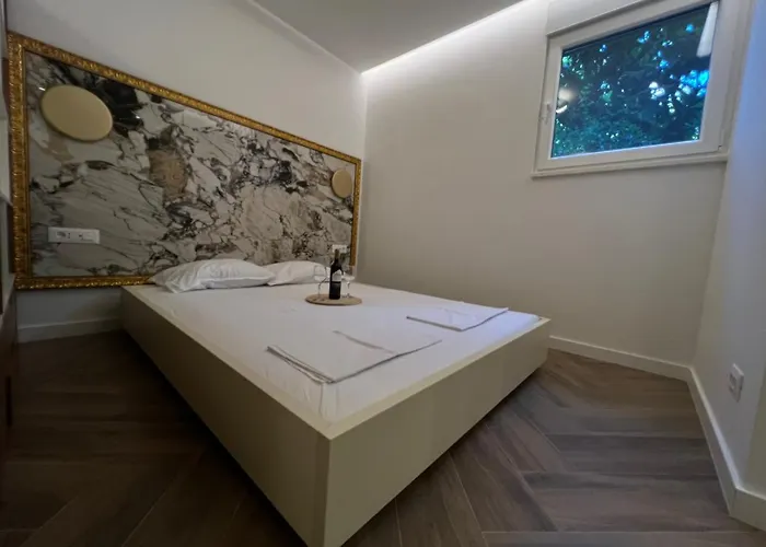 Golden Cube 公寓 *